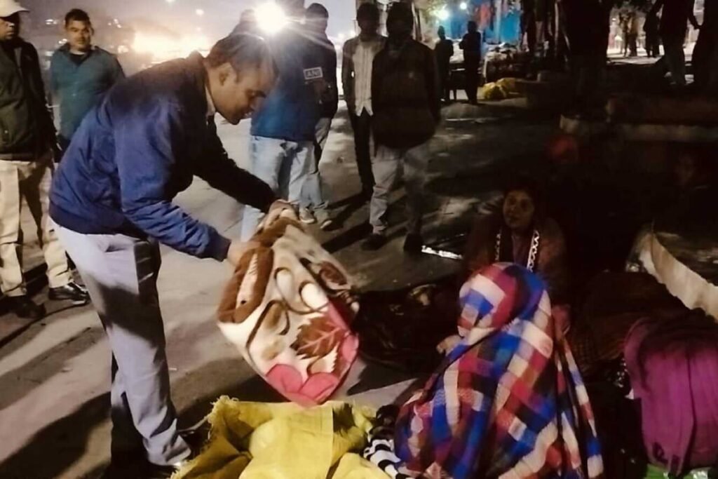haridwar-dm-blanket-distribution-to-homeless-people