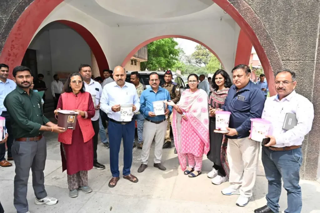 हरिद्वार में सरकारी वाहनों में डस्टबिन लगाने की पहल का कलेक्ट्रेट परिसर से शुभारंभ