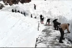 केदारनाथ यात्रा 2026 की तैयारी तेज पैदल मार्ग से बर्फ हटाने का कार्य युद्धस्तर पर जारी