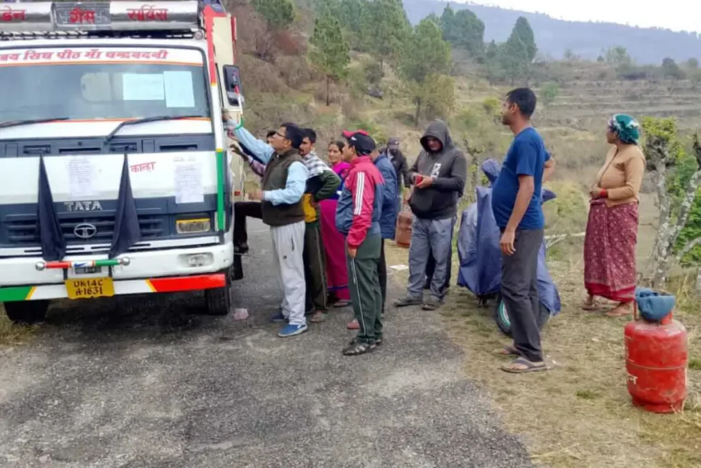 टिहरी गढ़वाल में जिलाधिकारी के निर्देश पर गैस आपूर्ति व्यवस्था सामान्य बनाए रखने पर जोर
