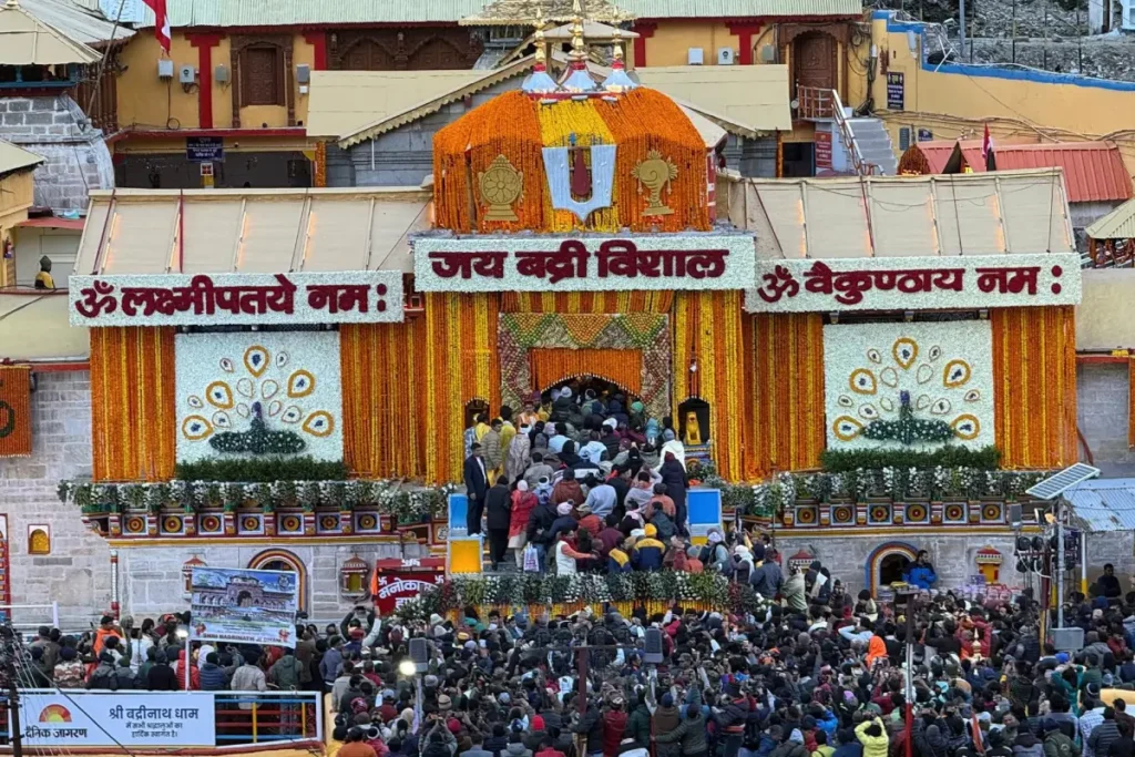 भगवान बद्रीनाथ के कपाट वैदिक मंत्रोच्चार के साथ खुले