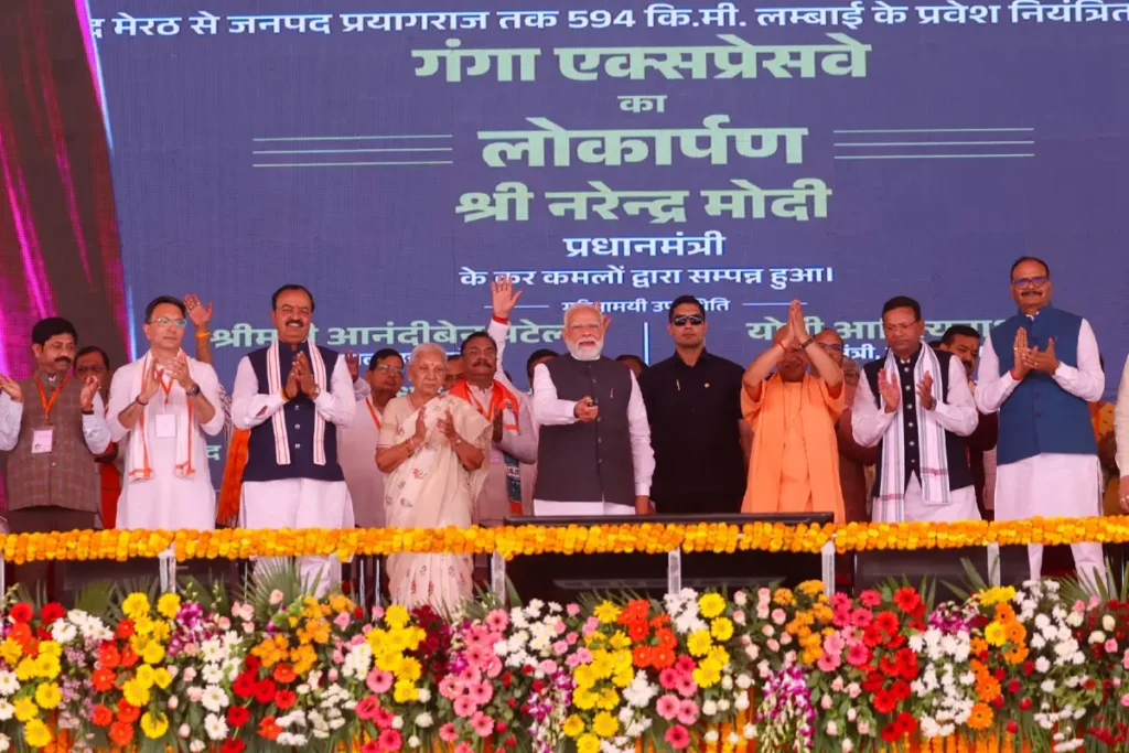 प्रधानमंत्री श्री नरेन्‍द्र मोदी ने उत्तर प्रदेश के हरदोई में 594 किलोमीटर लंबे एक्सेस-कंट्रोल्ड ग्रीनफील्ड गंगा एक्सप्रेसवे का उद्घाटन किया
