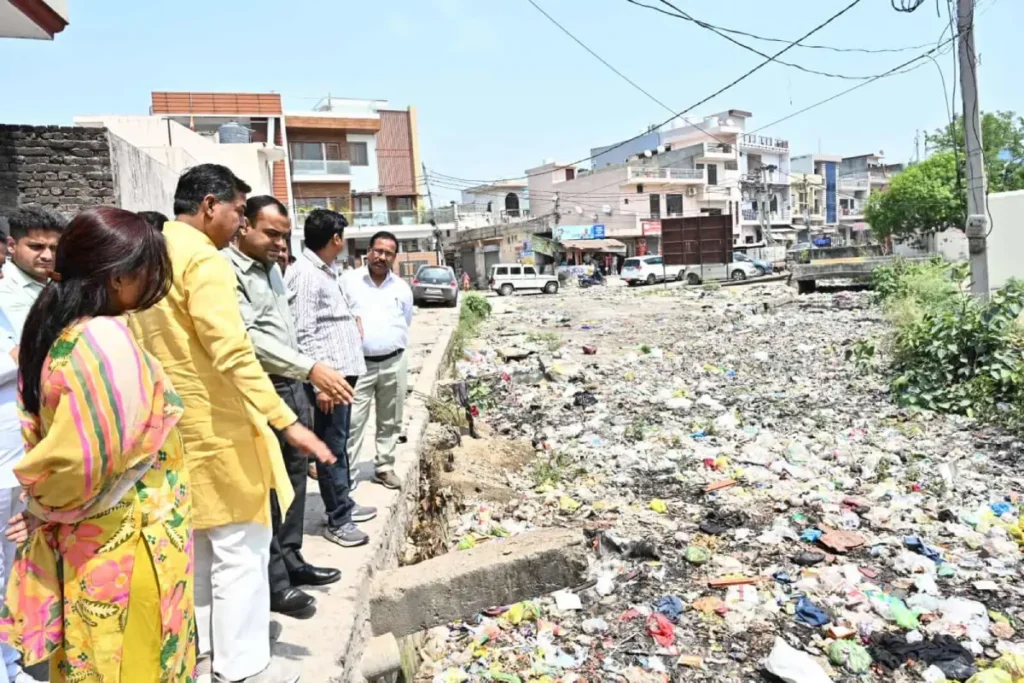हरिद्वार में जिलाधिकारी मयूर दीक्षित और विधायक आदेश चौहान का निरीक्षण सफाई व्यवस्था और अतिक्रमण का लिया जायजा
