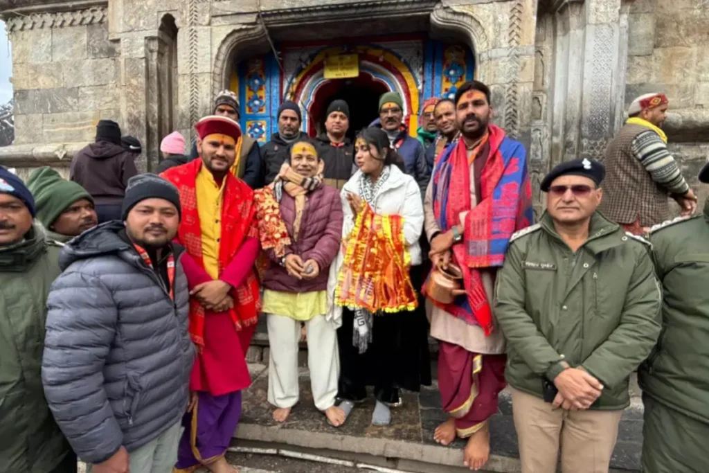 केदारनाथ धाम में गायक कैलाश खेर ने किए दर्शन यात्रा व्यवस्थाओं की सराहना