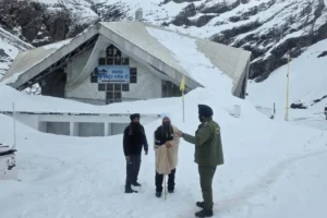 बर्फबारी के बीच हेमकुंड साहिब यात्रा 2026 की तैयारियां तेज गोविंदघाट से दरबार साहिब तक संयुक्त निरीक्षण