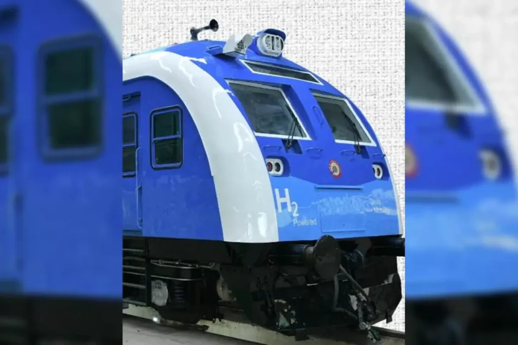 पर्यावरण के अनुकूल तथा अधिक ऊर्जा कुशल पहली स्वदेशी हाइड्रोजन ट्रेन पटरियों पर दौड़ने को तैयार