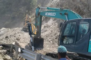 ज्योर्तिमठ मलारी मार्ग पर यातायात सुचारु मलबा हटाकर सड़क खोली गई