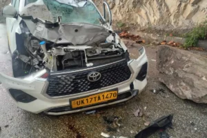 रुद्रप्रयाग में पत्थर गिरने से वाहन दुर्घटनाग्रस्त