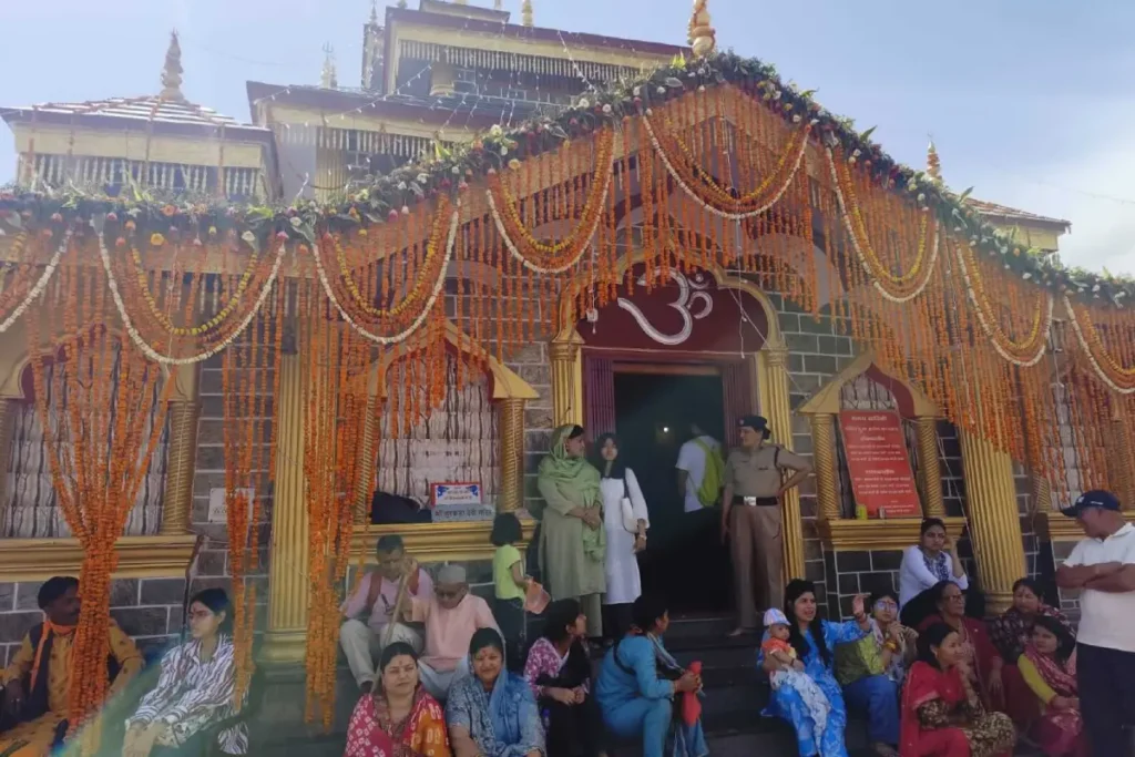 गंगा दशहरा पर सुरकंडा मंदिर क्षेत्र में उमड़ी श्रद्धालुओं की भीड़ एसएसपी के निर्देशन में यातायात व्यवस्था रही सुचारू