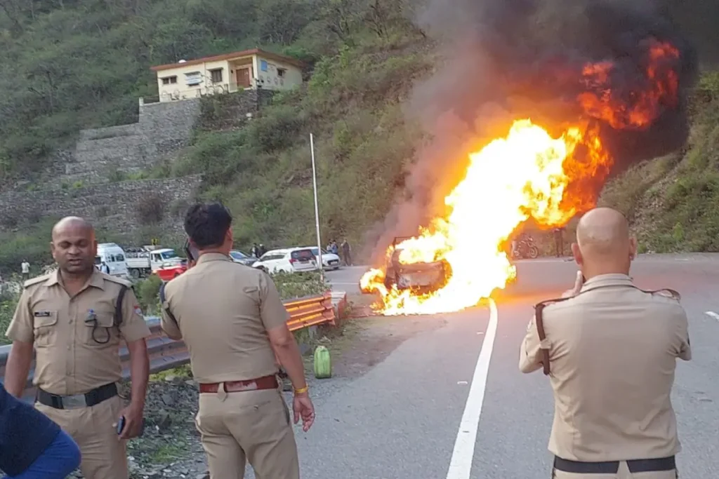 tehri-taxi-vehicle-fire