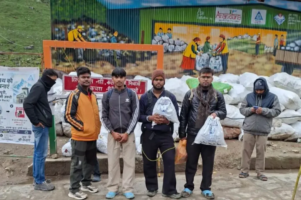 केदारनाथ में कैरी मी बैक अभियान बना जनआंदोलन 2 टन कचरा धाम से नीचे लाकर किया गया वैज्ञानिक निस्तारण