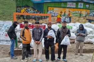 केदारनाथ में कैरी मी बैक अभियान बना जनआंदोलन 2 टन कचरा धाम से नीचे लाकर किया गया वैज्ञानिक निस्तारण