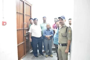 राजनीतिक दलों की मौजूदगी में ईवीएम और वीवीपैट मशीनों की स्क्रीनिंग शुरू