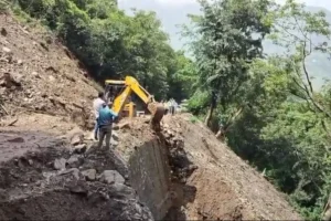 कैम्पटी–मसूरी मार्ग कई स्थानों पर क्षतिग्रस्त टिहरी पुलिस ने यात्रियों को विकासनगर मार्ग से जाने की सलाह
