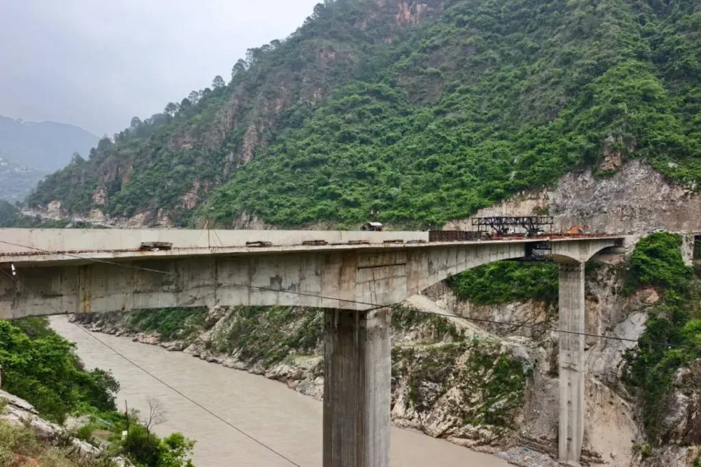 बद्रीनाथ-केदारनाथ यात्रा होगी और अधिक सुगम 900 मीटर लंबी सुरंग तैयार 200 मीटर लंबे पुल का निर्माण अंतिम चरण में