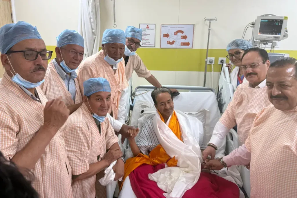 सरकार के आश्वासन के बाद सोनम वांगचुक ने 26 दिन बाद अपनी भूख हड़ताल खत्म की