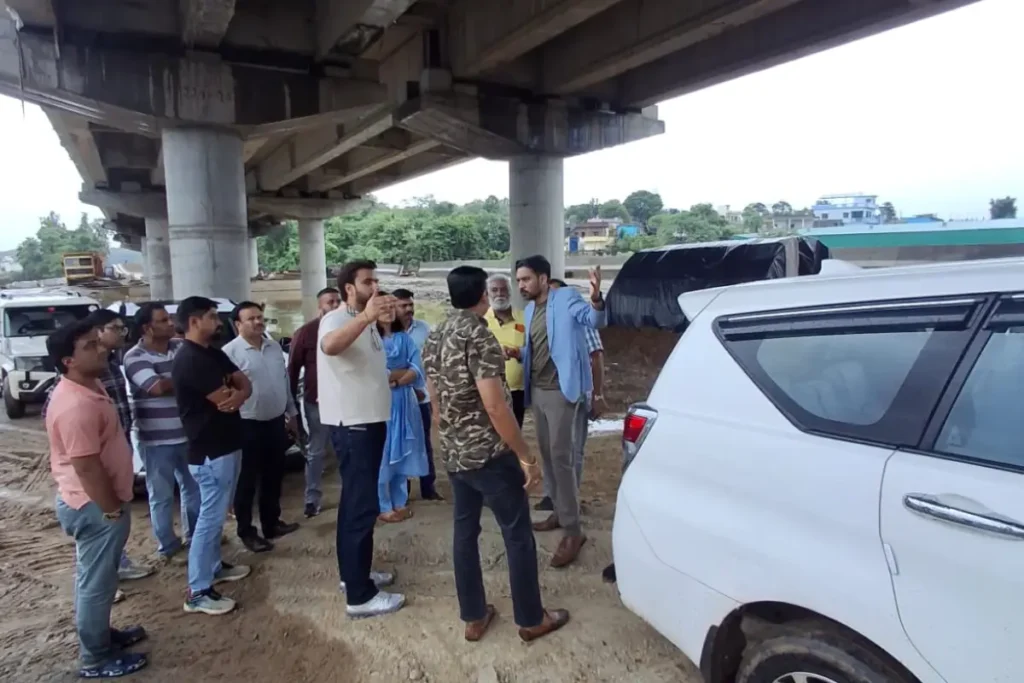 dehradun-dm-delhi-dehradun-economic-corridor-inspection