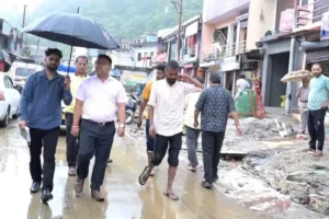 जिलाधिकारी ने तिलवाड़ा में केदारनाथ राष्ट्रीय राजमार्ग का किया निरीक्षण मलबा हटाकर मार्ग कराया सुचारु