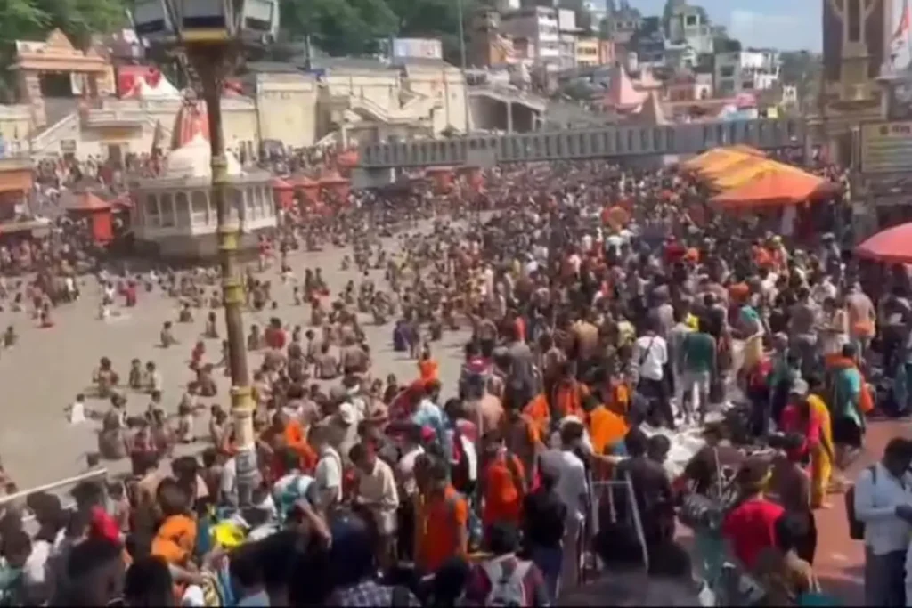 डाक कांवड़ यात्रा में उमड़ा आस्था का सैलाब 11वें दिन 60 लाख से अधिक शिवभक्त रवाना
