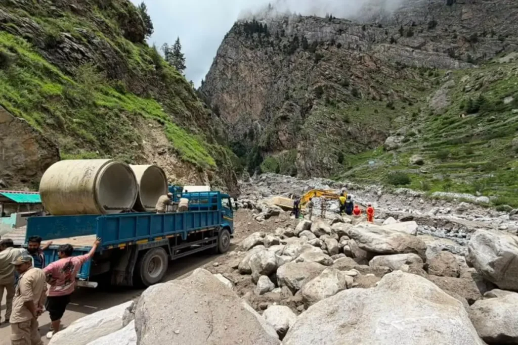 तमक नाले में ह्यूम पाइप डालकर अस्थाई मोटर मार्ग बनाने का कार्य तेजी से जारी