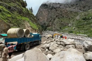 तमक नाले में ह्यूम पाइप डालकर अस्थाई मोटर मार्ग बनाने का कार्य तेजी से जारी