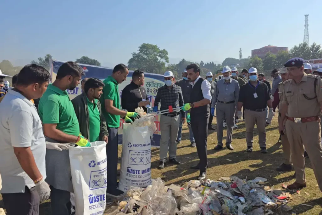 स्वच्छ सर्वेक्षण अभियान के तहत देहरादून में 40 टन कूड़ा उठाया; जिलाधिकारी ने अधिकारियों और छात्राओं के साथ चलाया सफाई अभियान