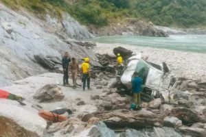 देवप्रयाग में वैगनआर कार गहरी खाई में गिरी चालक सहित दो की मौत और तीन घायल