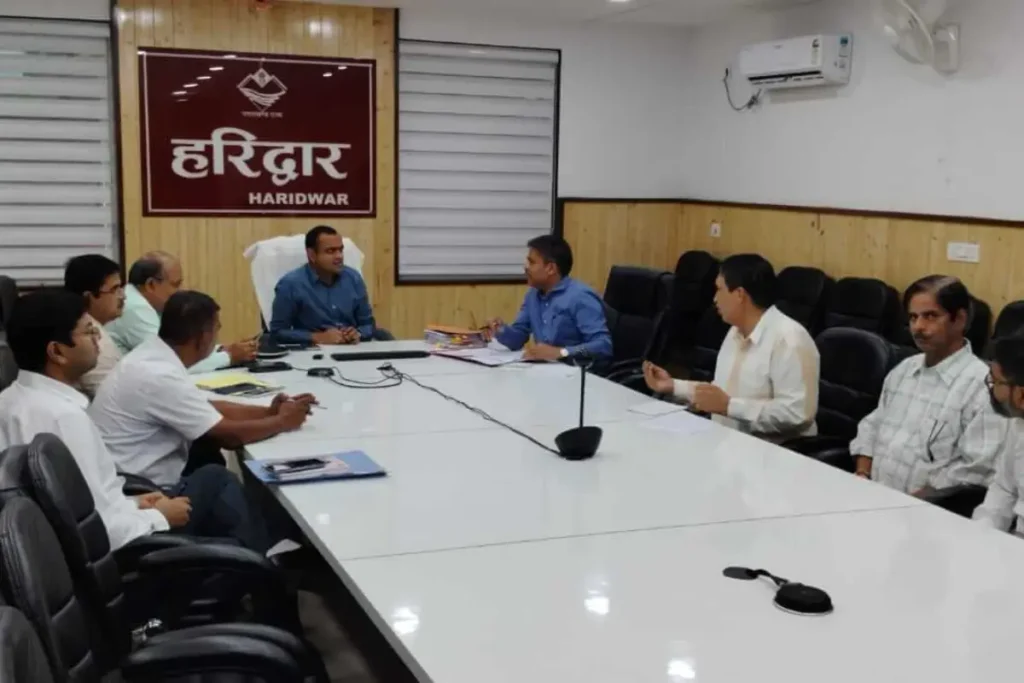 हरिद्वार में मतदाता सूची सत्यापन को लेकर जिलाधिकारी ने राजनीतिक दलों के प्रतिनिधियों के साथ की बैठक