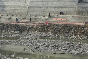 हरिद्वार में कुंभ 2027 के लिए तीन किलोमीटर से अधिक लंबाई में बन रहे नए घाट दिन-रात निर्माण कार्य जारी